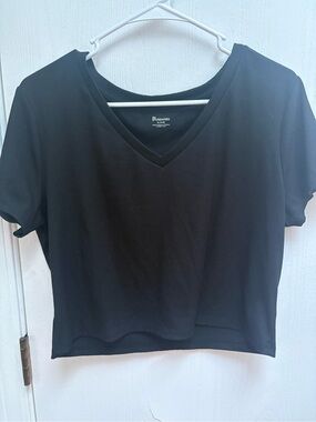 No Boundaries Black V‑Neck Cropped Top